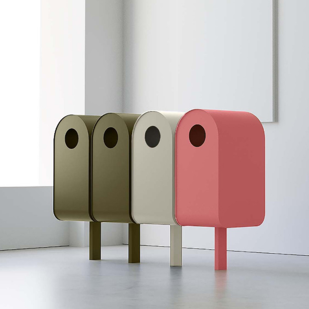 En minimalistisk skulptur bestående av fyra abstrakta, brevlådeformade former i dämpade gröna, krämfärgade och rosa nyanser, stående på korta ben i ett vitt gallerirum.