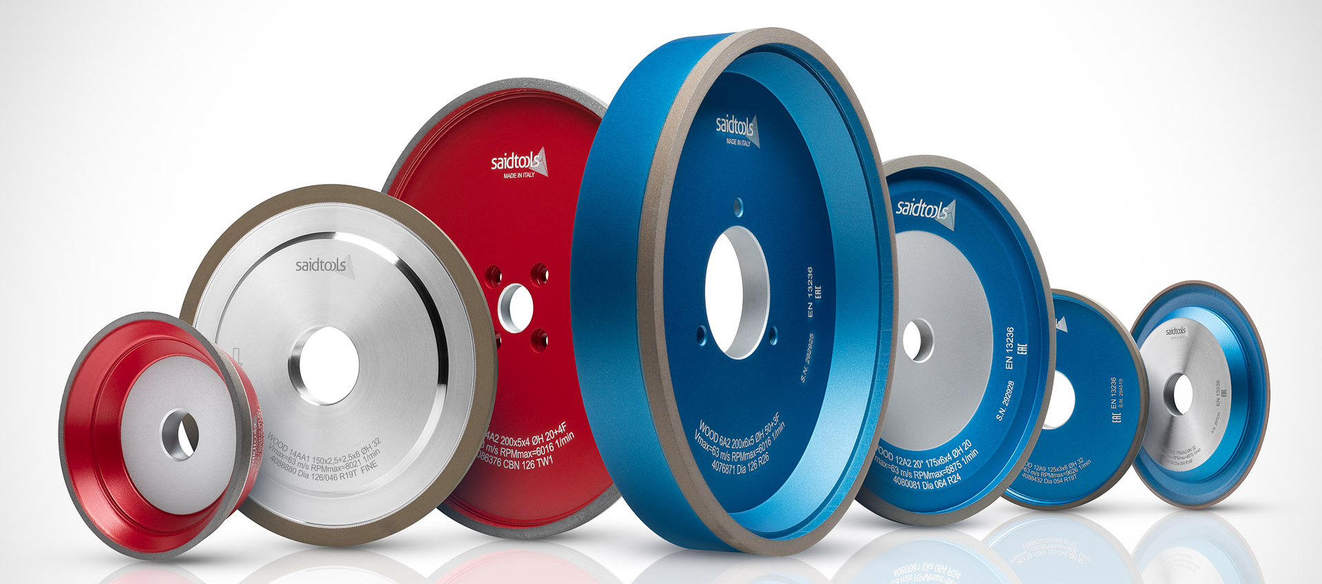 En uppsättning av sju slipskivor i varierande storlekar. Hjulen har metallfälgar, med röda och blåa nav som visar märket "scidiamls". De är ordnade från minsta till största på en ljus gradientbakgrund.