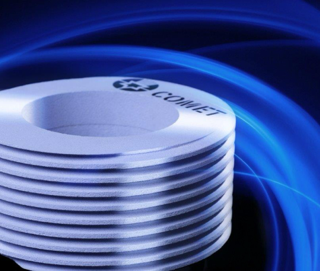 En bunt vita, cylindriska slipskivor med "COMET" tryckt på toppen. Bakgrunden har virvlande blå ljuseffekter. Ringarna har ett slätt, skiktat utseende och är jämnt staplade.